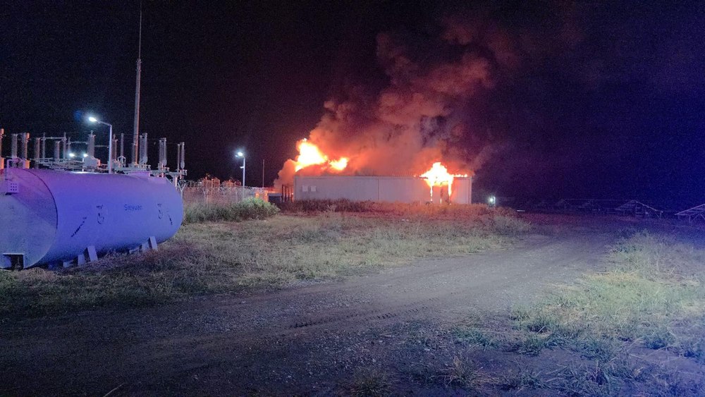 Incendiu puternic la o hală de stocare a energiei electrice în baterii din județul Buzău