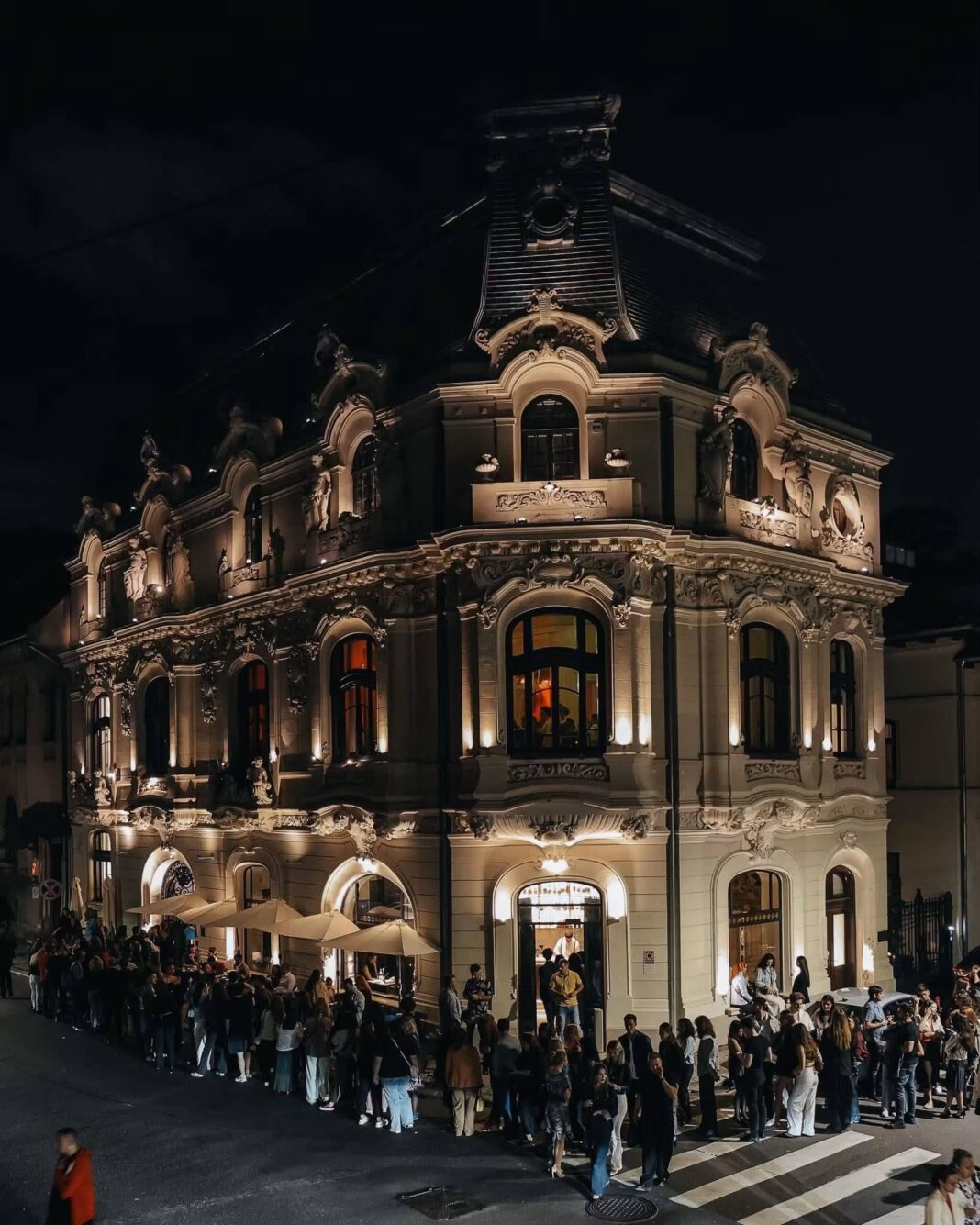 „La Mița Biciclista” stinge iluminatul arhitectural al fațadei clădirii și cere să-i fie urmat exemplul: „Împreună nu mai e simbolic”