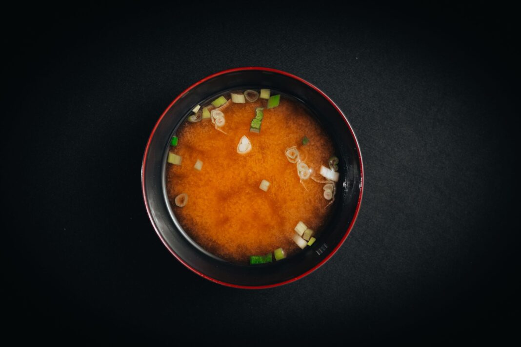 Miso, ingredientul care ar putea susține sănătatea creierului și a intestinului