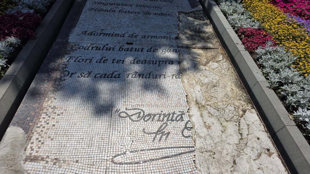 Mozaicul din fața Teiului lui Eminescu din Iași nu va mai fi refăcut, costă prea mult: 2.000 de euro/mp. A fost distrus când s-au montat bordurile