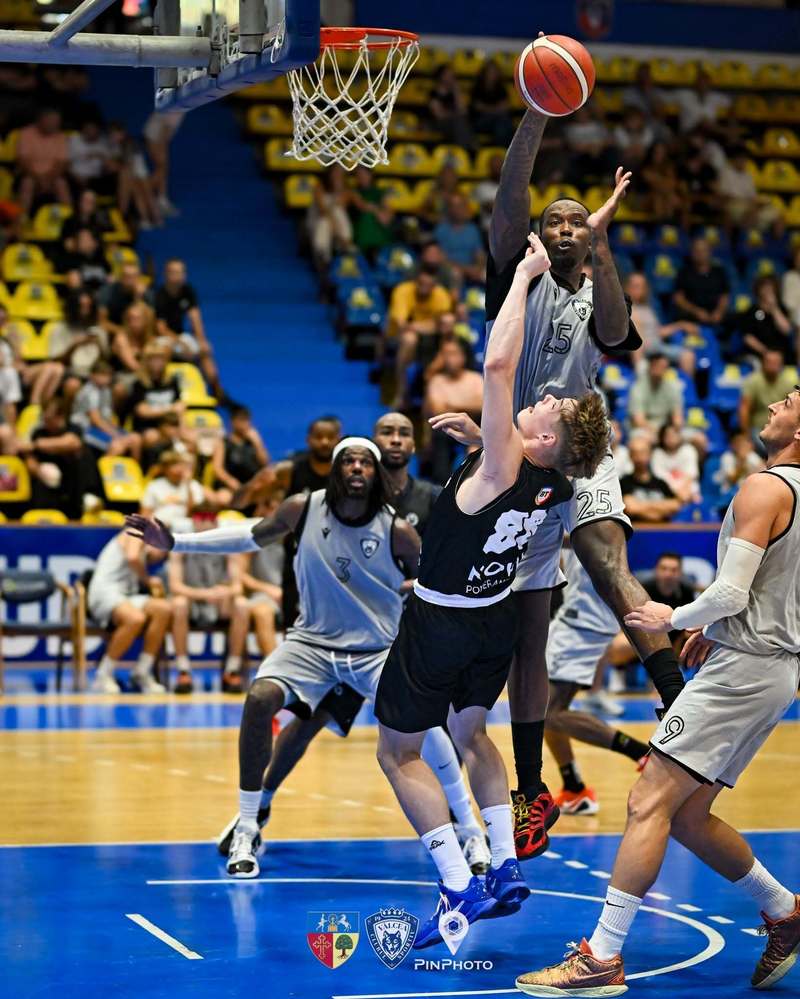 NEWS.ro: Baschet masculin: CS Vâlcea - U BT Cluj, scor 96-93, în al doilea meci amical