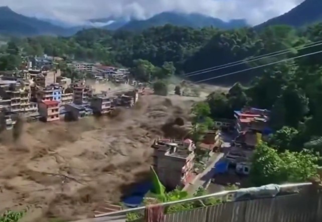 NEWS.ro: Bilanţul viiturii devastatoare din Nepal a ajuns la cel puţin 160 de morţi. O avalanşă de gheaţă şi roci ar fi cauzat fenomenul, asimilabil unui cutremur