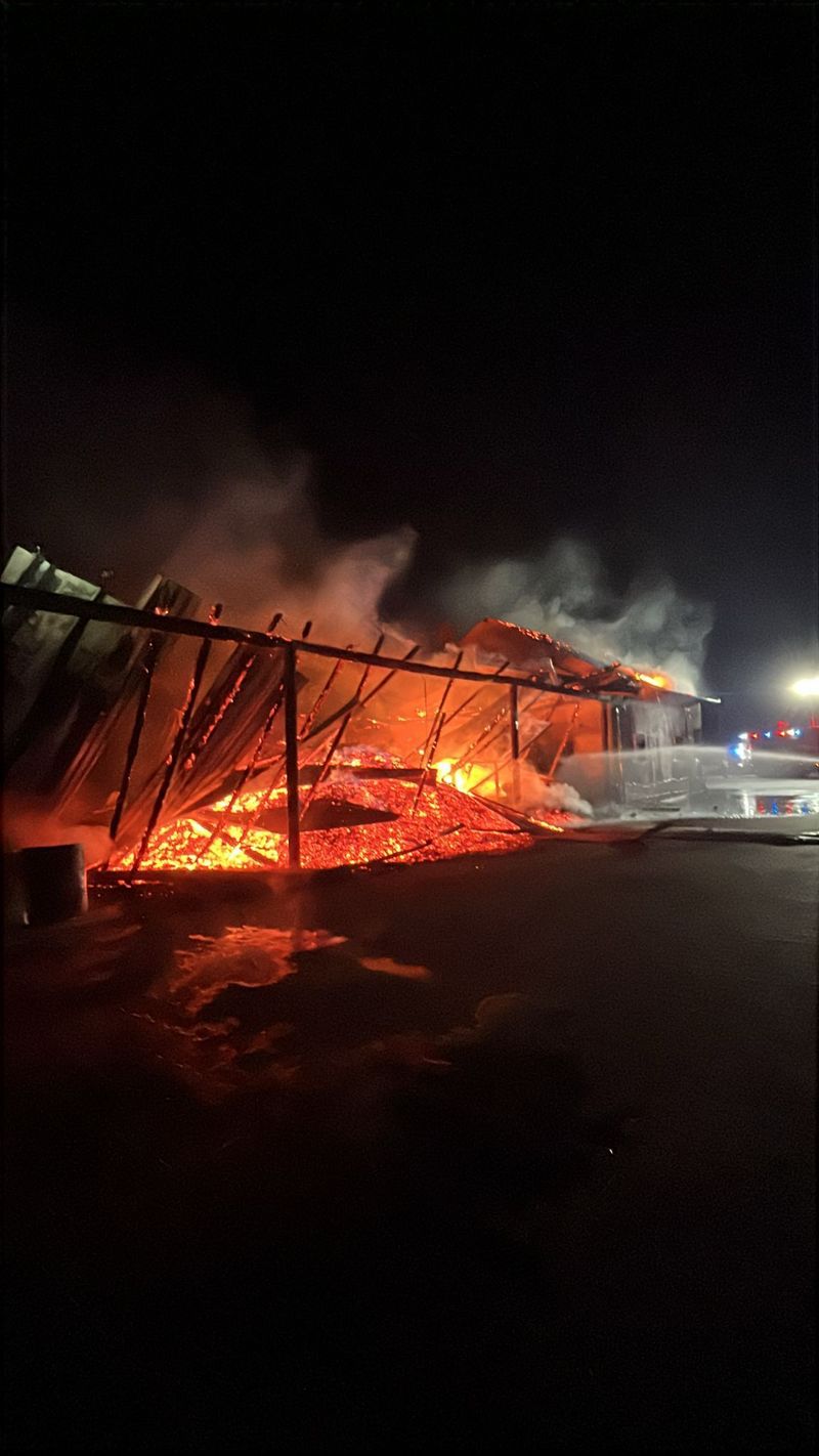 NEWS.ro: Mureş - Incendiu la un depozit de cărbuni din localitatea Bălăuşeri. Au ars o hală industrială şi o casă - FOTO