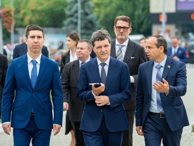 NEWS.ro: Nicuşor Dan: În drum spre Chişinău, am făcut o oprire pentru a vizita oraşul Cahul, reper important al identităţii, culturii şi spiritului românesc din Republica Moldova