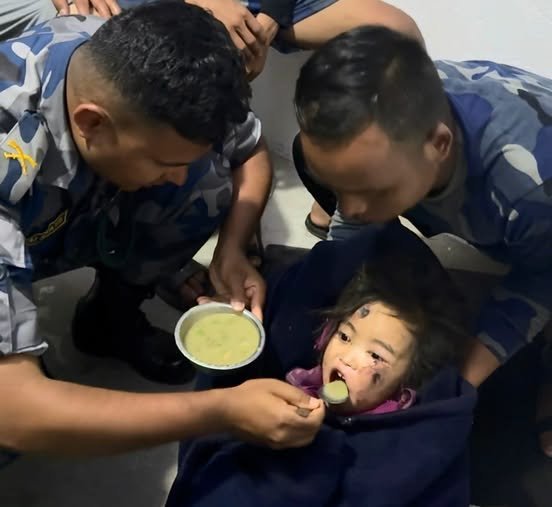 NEWS.ro: O fetiţă de 6 ani a fost salvată miraculos în Nepal după ce a petrecut trei zile şi trei nopţi în noroi - VIDEO