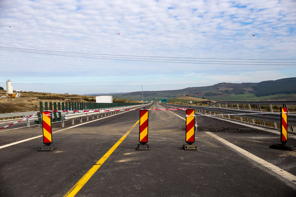 O nouă autostradă. S-a decis împărţirea pe loturi a autostrăzii A13, Braşov–Bacău. În prezent se finalizează studiul de fezabilitate. „Este necesar pentru stabilirea traseului final şi a costului estimat pentru etapa de proiectare şi execuţie”