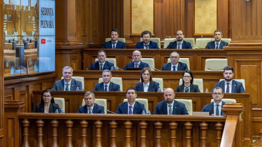 RFI: Discurs discriminatoriu în parlamentul din Chișinău. Un deputat, nemulțumit de „bărbați în rochie”