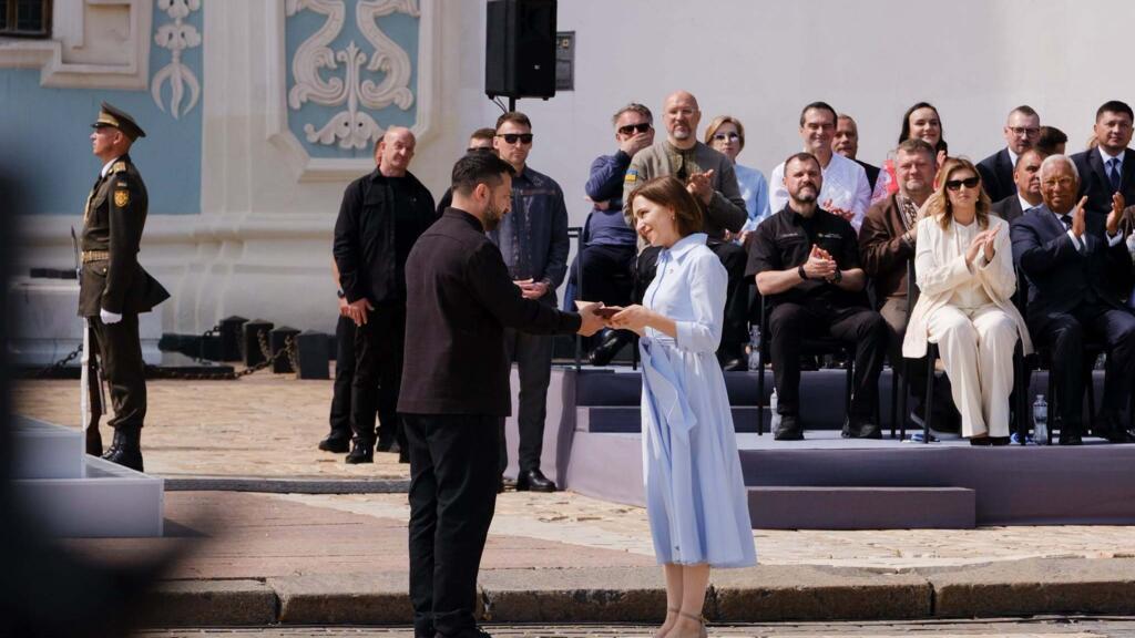 RFI: Maia Sandu a fost decorată de Volodimir Zelenski cu Ordinul Cneaghinei Olga.”Primesc această distincție în numele oamenilor din R.Moldova
