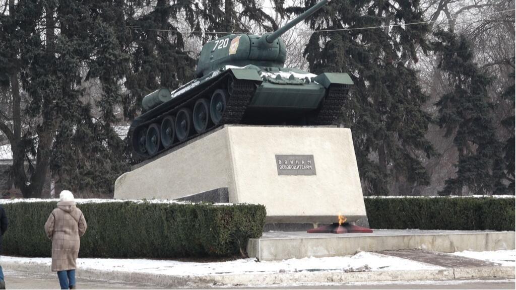 RFI: Tinerii din Republica Moldova, în marș împotriva monumentelor sovietice