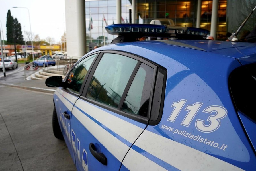 Românce obligate de soți să se prostitueze în mașini, în Italia: copiii erau folosiți drept paravan. O mamă a demascat rețeaua