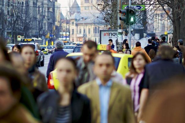 România câştigă 102.000 de locuitori din migraţie, dar pierde 104.000 din diferenţa dintre naşteri şi decese. Populaţia rămâne la 19 milioane