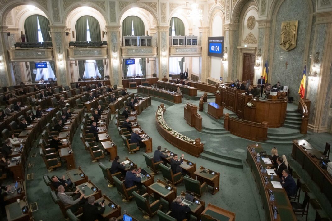 Ședință decisivă a Senatului cu miză de miliarde de euro: Sunt votate legile privind biodiversitatea, decarbonizarea și programul SAFE / Premierul Bolojan avertizează în plen că amendamentele PSD la decarbonizare pot aduce penalități suplimentare pe PNRR