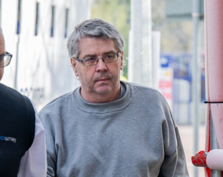 Și-a ținut mama moartă într-un congelator timp de trei ani și i-a încasat pensia de peste 78.000 de lire. Polițiștii au găsit flori și o felicitare lângă trup
