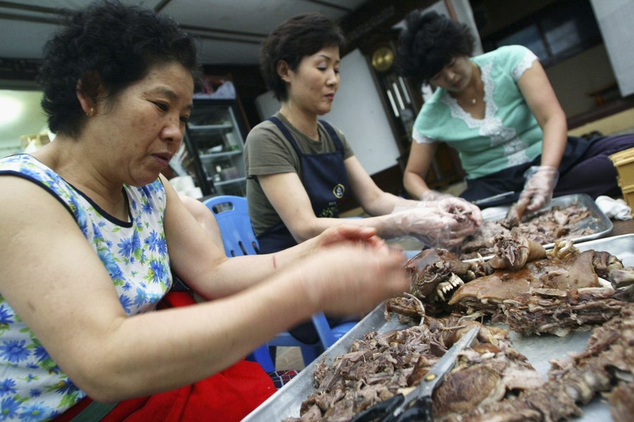 Soluţia „patriotică” a Coreei de Nord împotriva caniculei: supa din carne de câine
