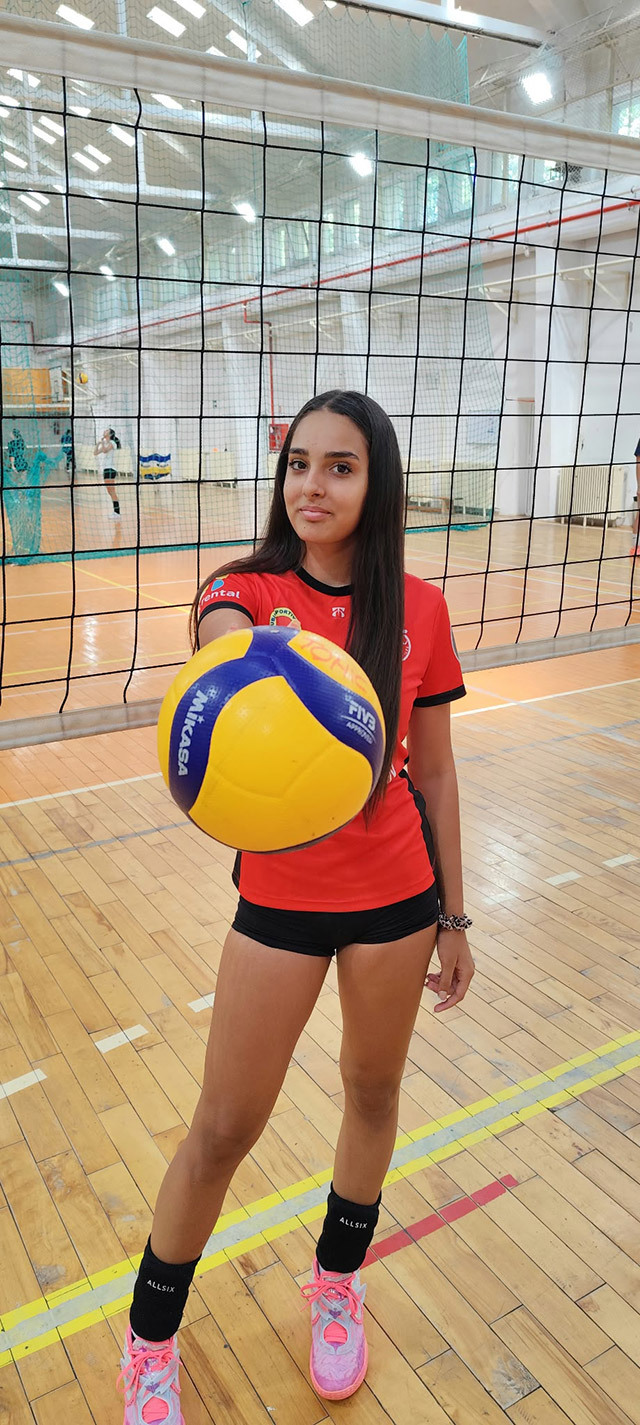 #superstories. Business sportiv. Pariul ZF pe viitorii campioni. Irina Bulavska, 13 ani, volei: Voleiul te învaţă să lucrezi în echipă, să fii disciplinat şi să ai rabdare cu tine şi cu alţii. Îţi dezvoltă reflexele, forţa, coordonarea, dar şi încrederea în sine