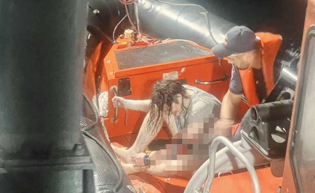 UPDATE Garda de Coastă a salvat 10 persoane de pe o navă în pericol de scufundare lângă apele teritoriale ale României. Alte două persoane, salvate de o navă comercială – SURSE