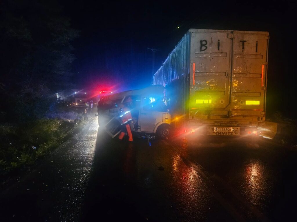 Valea Oltului, blocată. Accident între un TIR și un microbuz pe DN 7 între Căciulata și Brezoi