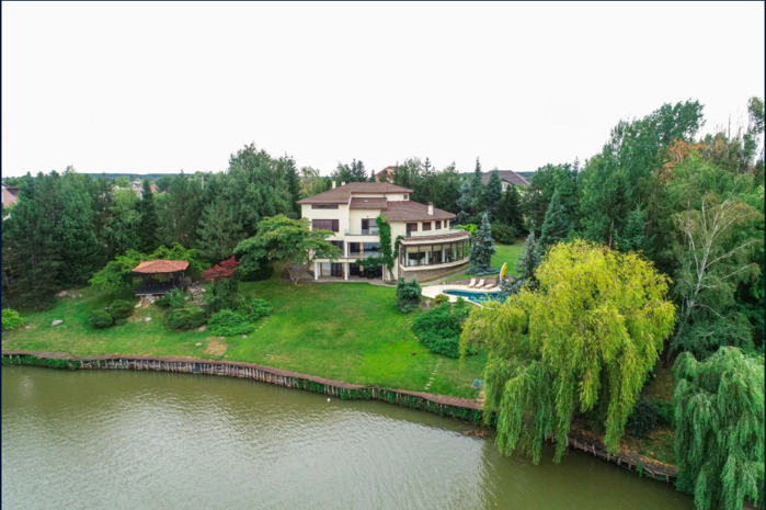 Vreţi să scăpaţi de zgomotul din Bucureşti, tocmai a ieşit la vânzare  o vilă cu peninsulă privată şi deschidere panoramică spre lac, la un preţ de 2,9 milioane EUR