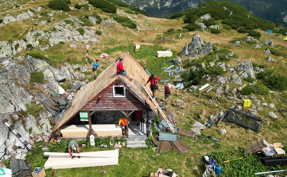Zănoaga, refugiul legendar de la 2.000 de metri din Retezat, a fost restaurat. În 1882, prințul Rudolf campa pe malul lacului glaciar