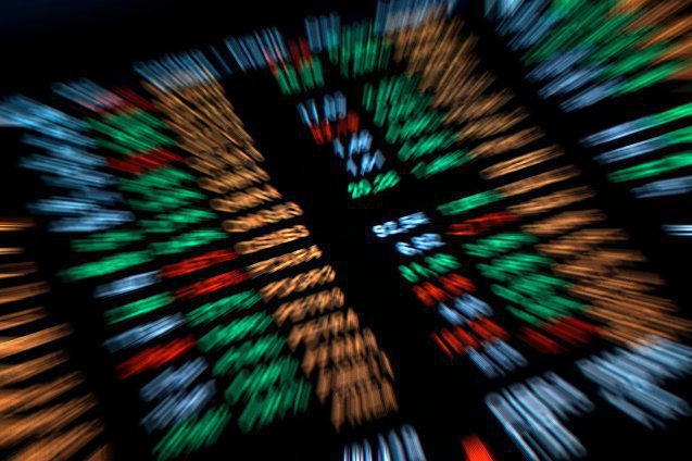 Bursa de la Bucureşti închide în creştere cu 0,9% după ce Parlamentul a respins guvernul Mureşan. BET a atins un plus de 2% în cursul şedinţei, iar acţiunile TeraPlast şi Cris-Tim au condus aprecierile
