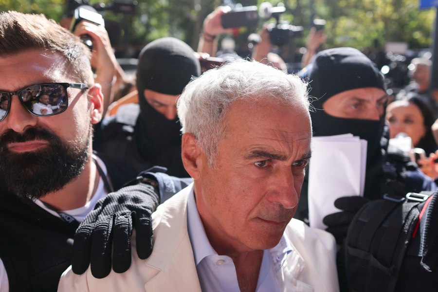 Călin Georgescu, detalii din arestul preventiv: stă cu alte trei persoane în celulă. Bodyguarzii i-au adus mâncare de acasă