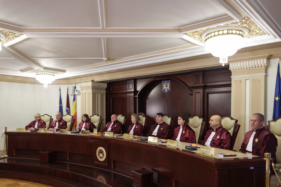CCR, așteptată să se pronunțe asupra sesizării lui Bolojan privind disputa cu ÎCCJ în cazul plății restanțelor salariale ale magistraților