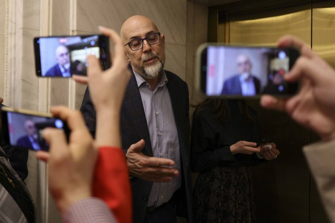 Kelemen Hunor: Șansele ca guvernul Mureșan să treacă nu sunt mari, nu există 233 de voturi. Președintele Nicușor Dan nu e obligat să dizolve parlamentul, Constituția îi lasă libertatea să decidă dacă desemnează alt premier. Nicușor Dan nu a încălcat Constituția, nu există motive pentru a fi suspendat