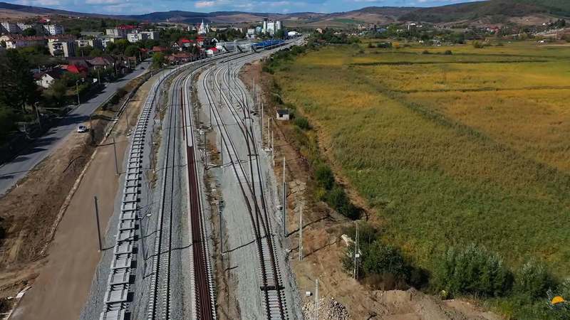NEWS.ro: Asociaţia Pro Infrastructură: Daţi drumul trenurilor între Cluj-Napoca şi Poieni în noul mers din 2027 / Este jenant că, la aproape 4 ani de la semnarea contractelor, avem în continuare blocaje birocratice