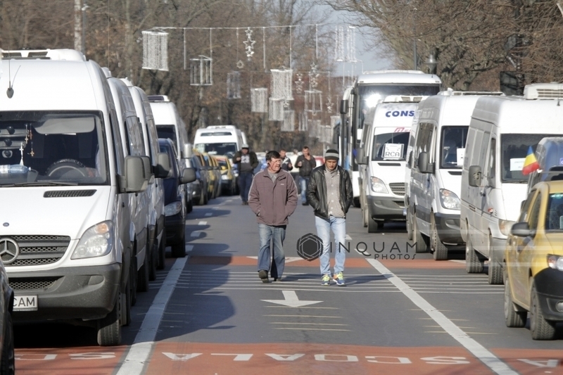 NEWS.ro: Companiile de distribuţie solicită Parlamentului să intervină în crizaTollRo: De la 1 octombrie, transportatorii şi distribuitorii de mărfuri sunt amendaţi de statul român dacă nu vor respecta o lege inoperabilă