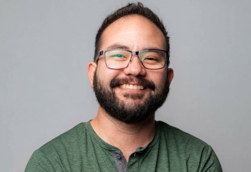 NEWS.ro: Directorul rubricii de ”jocuri” a New York Times, Jonathan McKinsey, un bărbat transsexual, împuşcat în apropiere de San Francisco, cu o săptămână înaintea unei audieri de divorţ. Socrii săi, arestaţi