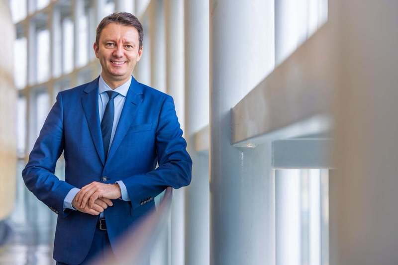 NEWS.ro: Guvernul Mureşan a picat la vot - Presa internaţională: Criza politică din România se adânceşte, ratingul de investiţii al ţării este ameninţat