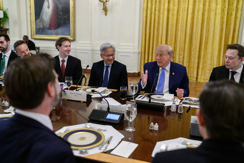 NEWS.ro: Inteligenţa artificială - Trump anunţă că liderii din industria tehnologică au semnat un „acord cu caracter moral obligatoriu”