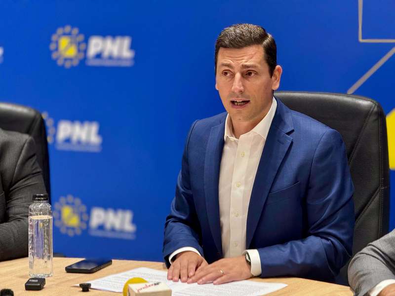 NEWS.ro: Ionel Bogdan (PNL): Dacă acest guvern nu va fi investit, atunci vom aştepta propunerea preşedintelui / Aşteptăm să vedem care va fi numărul de voturi, poate în ceasul al treisprezecelea sunt parlamentari care se răzgândesc
