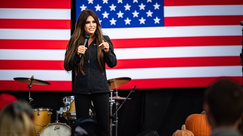 NEWS.ro: Kimberly Guilfoyle stârneşte agitaţie şi la Atena, nu numai la Bucureşti. Opoziţia din Grecia critică partidul de la guvernare în legătură cu presupusele ameninţări ale ambasadoarei SUA