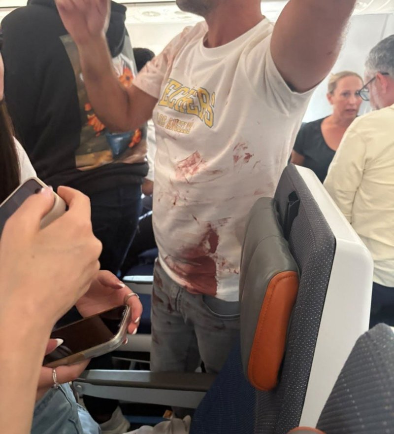 NEWS.ro: Netanyahu anunţă că un pilot al zborului flydubai care a aterizat de urgenţă a fost arestat. El susţine că a încercat să-şi înjunghie colegul şi că voia să prăbuşească avionul care avea destinaţia Tel Aviv - VIDEO