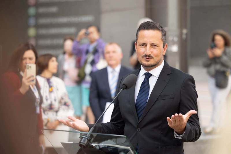 NEWS.ro: Nicu Ştefănuţă, după avizele date în urma audierilor candidaţilor propuşi pentru ministere: În politica polarizată complet, Brâncuşi nu ar trece un test de sculptură, dar o maimuţă care ciopleşte un bambus da / Ion Raţiu a mai murit o dată şi azi