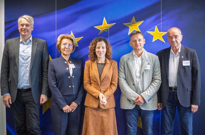 NEWS.ro: Protest al sindicaliştilor români în faţa Comisiei Europene de la Bruxelles: Continuăm demersurile pentru negocieri colective reale şi salarii decente/ Ce mesaj va fi transmis în Parlamentul European