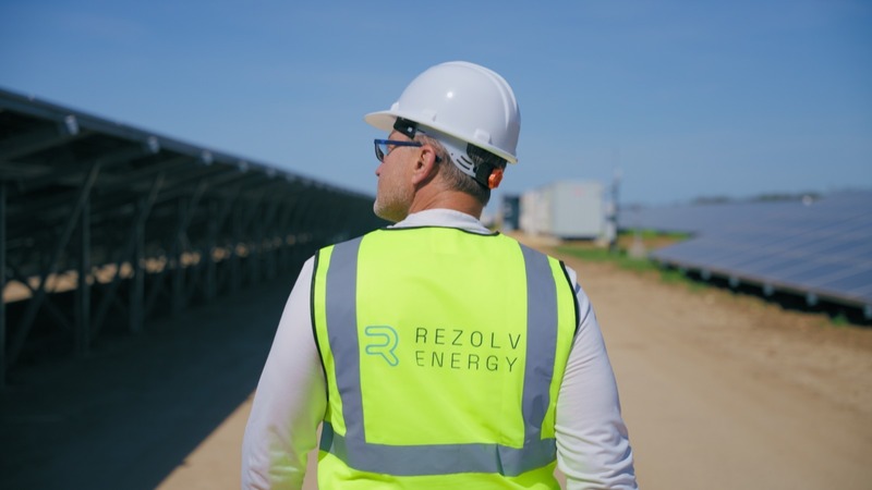 NEWS.ro: Rezolv Energy obţine o finanţare de 561 de milioane de euro pentru proiectul Dama Solar din judeţul Arad. Parcul solar se va întinde pe  1.000 de hectare şi va genera anual 1.800 GWh de energie verde