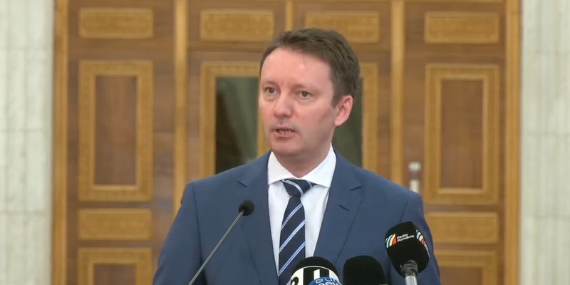 NEWS.ro: Siegfried Mureşan: Ştim că trebuie să indexăm pensiile şi alocaţiile şi vom face acest lucru în anul 2027 /  De îndată ce ne vom permite, avem în vedere reducerea TVA-ului de la 21% la 19% / Garantăm predictibilitate fiscală