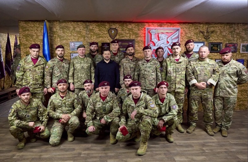NEWS.ro: Zelenski anunţă că a vizitat şi decorat militari care luptă pe front şi au recâştigat teren, în sectorul Lîman, în Operaţiunea Vivaldi