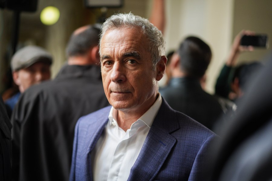O susținătoare a lui Călin Georgescu spune că și-a lăsat copilul cu febră acasă pentru a protesta la Arestul Central. „Trebuie sesizată Protecția Copilului”