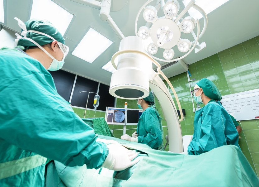 Operație dificilă la Brăila: Medicii au extirpat o tumoră de 10 kilograme din abdomenul unui bărbat