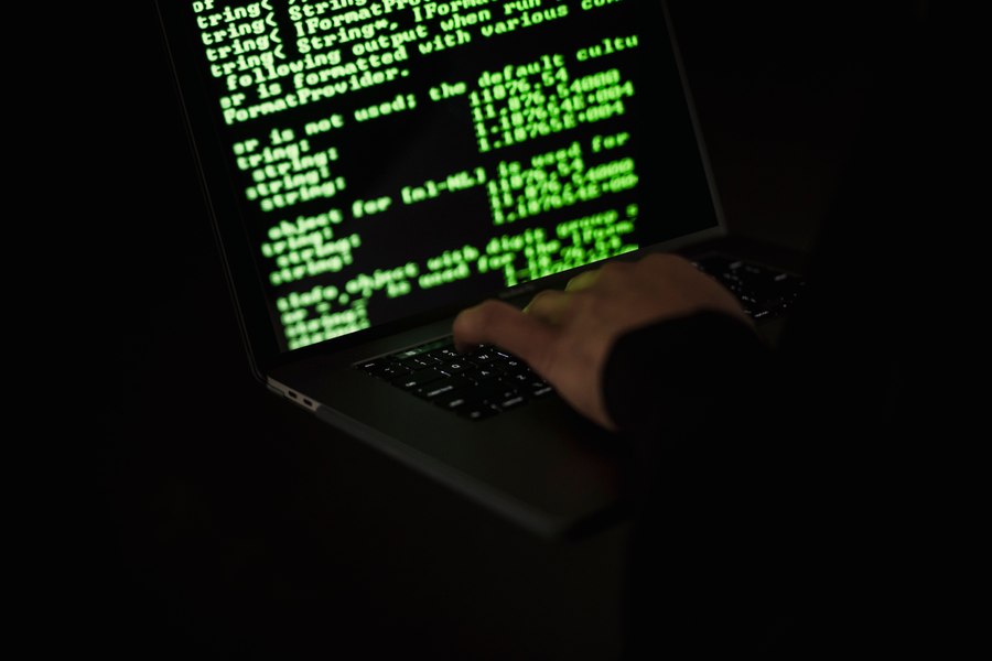 Un software de criminalistică digitală, acuzat în SUA de legături ascunse cu Rusia, cumpărat de DNA, DIICOT și MApN. Cât au costat licențele