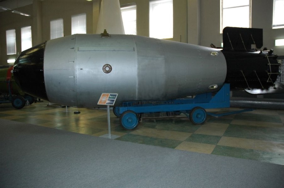 30 octombrie: URSS a detonat cea mai puternică bombă din istorie. Explozia „Ţar Bomb”, mai puternică decât cele de la Hiroshima și Nagasaki la un loc