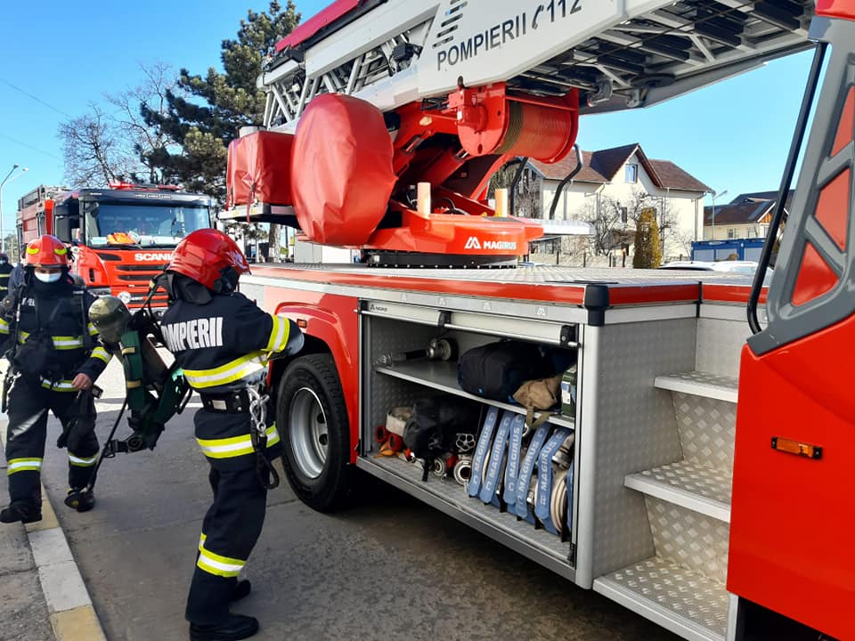 Accident pe DN 72 / S-a răsturnat o autoutilitară încărcată cu sodă caustică / Intervin pompierii / Trafic restricționat între Dâmbovița și Prahova