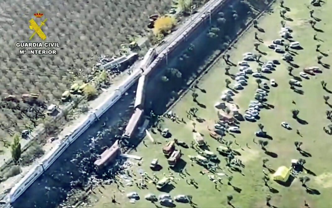 Accidentul de tren din Spania: primele informații indică o eroare umană / Un tren de mare viteză a primit semnalul de plecare, fără a fi avertizat că un alt tren era oprit în fața sa