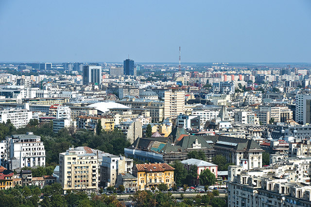 Analiza de luni. „O aberaţie urbanistică“: localităţile limitrofe marilor centre urbane se dezvoltă rezidenţial mai rapid decât reşedinţele de judeţ.  „Regimul urbanistic foarte dificil din marile reşedinţe de judeţ îngreunează dezvoltarea proiectelor rezidenţiale în marile oraşe şi a dus la proiecte amânate sau pierdute de miliarde de euro“