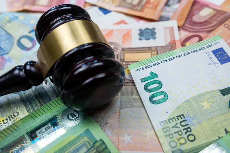 Angajat dat afară după ce a fost prins jucând fotbal în concediul medical. Instanța a decis altceva