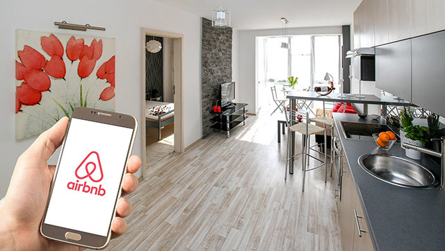 Apartamentele de tip Airbnb din România au înregistrat 4,5 milioane de înnoptări în primele şase luni, dintre care mai bine de jumătate au fost generate de străini