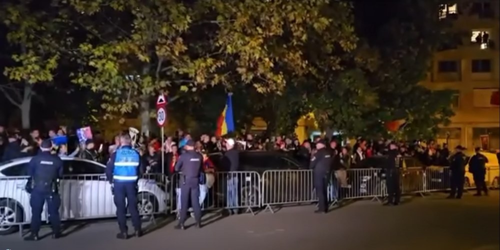 Aproape 2.000 de oameni scandează „Călin Georgescu este președinte” în fața Arestului Central din Capitală. Proteste și în diaspora